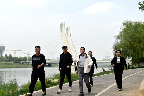 王建朋+昂首阔步大房人+河南城铁_副本.jpg