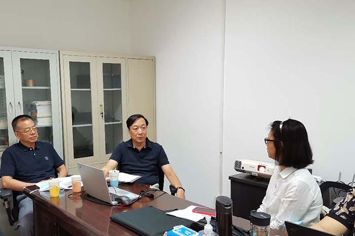 公司领导同外审专家交流.jpg